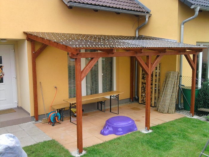 Zastřešená pergola s průhlednou krytinou